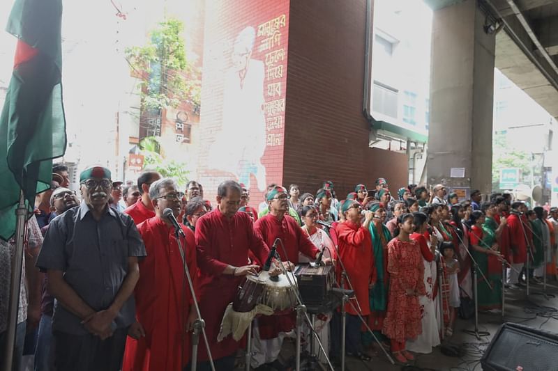 জাতীয় সংগীত পরিবেশন অনুষ্ঠান উদীচীর শিল্পীরা। উদীচী চত্বর, জাতীয় প্রেসক্লাবের বিপরীতে। ৬ সেপ্টেম্বর